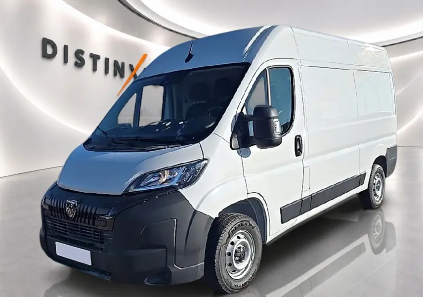 Vue 3/4 avant droit d'un Peugeot Boxer Fourgon blanc avec porte latérale coulissante et pare-chocs noirs.