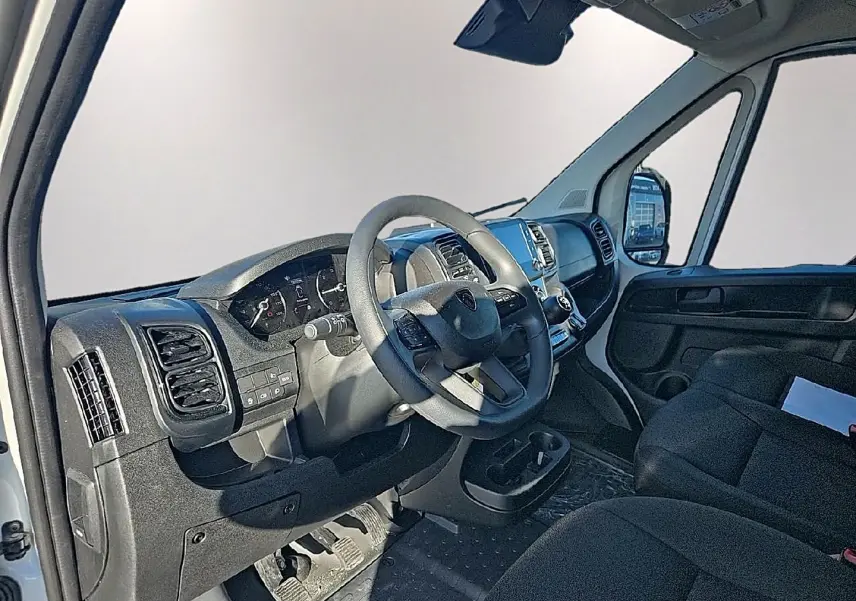 Vue intérieure côté conducteur du Peugeot Boxer Fourgon blanc 2026, montrant le tableau de bord et le volant.