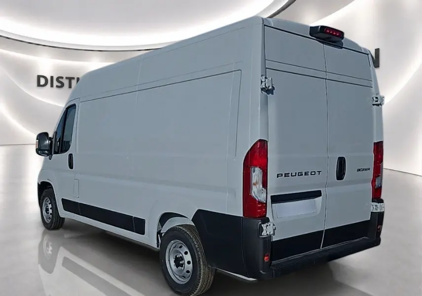 Vue 3/4 arrière droite du Peugeot Boxer Fourgon blanc avec portes arrière battantes et porte latérale coulissante.