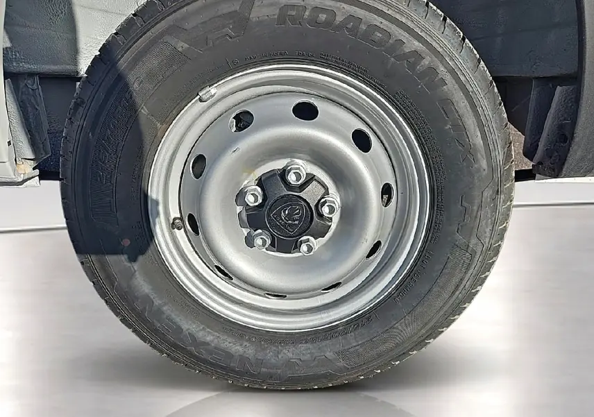 Gros plan sur la roue de secours acier du Peugeot Boxer Fourgon blanc, montrant le pneu Nexen et le logo central.