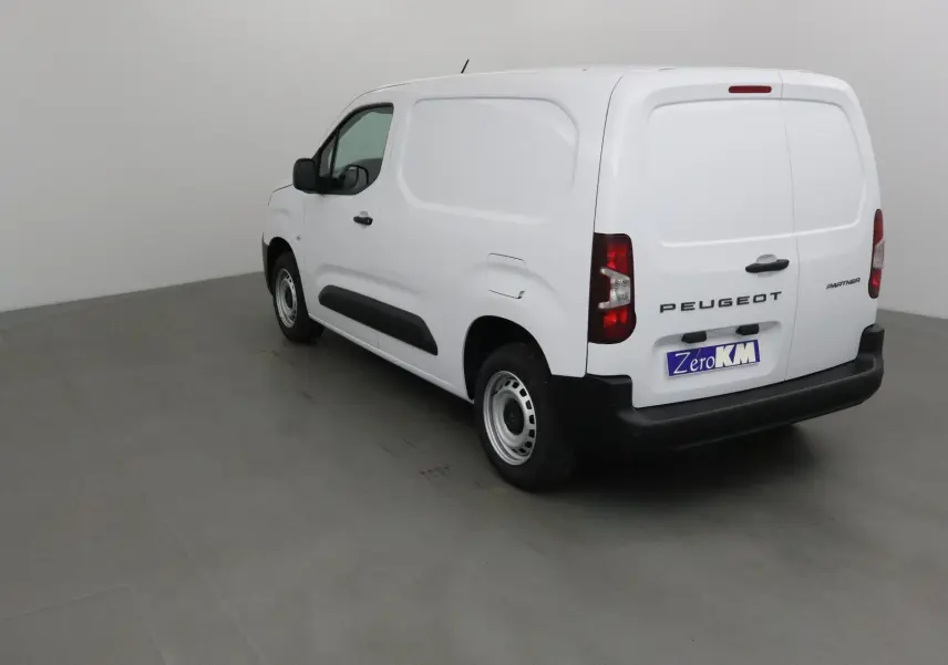 Peugeot Partner blanc vue 3/4 arrière droit, fourgon utilitaire avec portes arrière pleines et pare-chocs noirs.