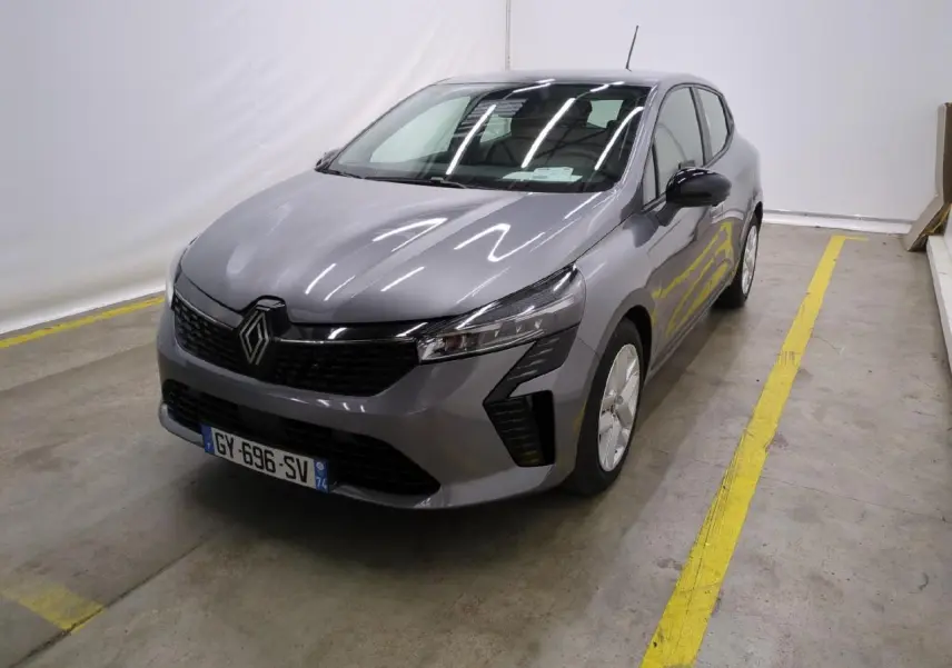 Renault Clio 2024 gris foncé vue 3/4 avant droit dans un garage avec marquages au sol jaunes.