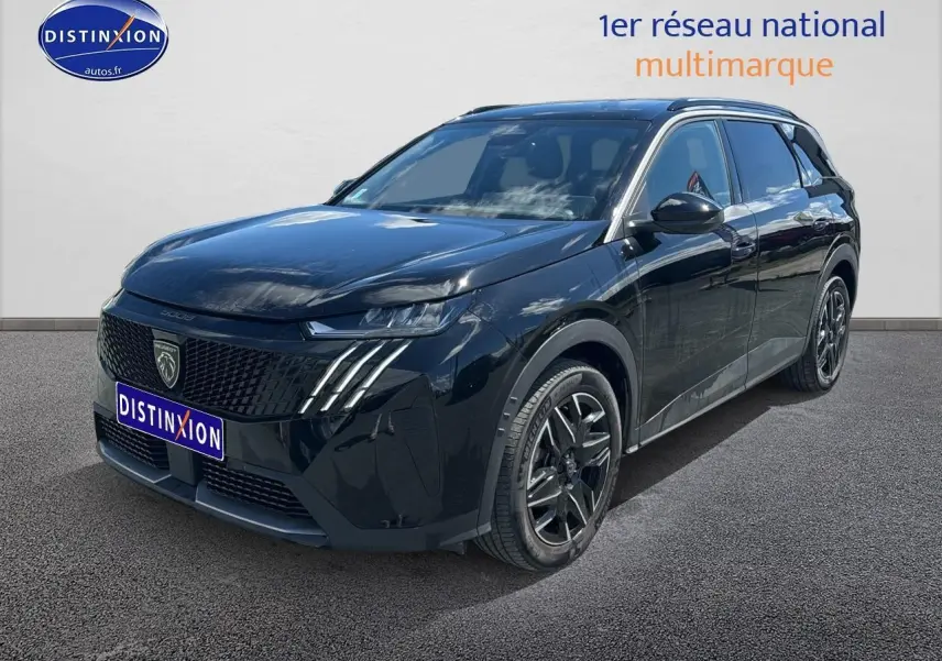 Peugeot 5008 noir en 3/4 avant droit, avec calandre distinctive et jantes alu noires brillantes.