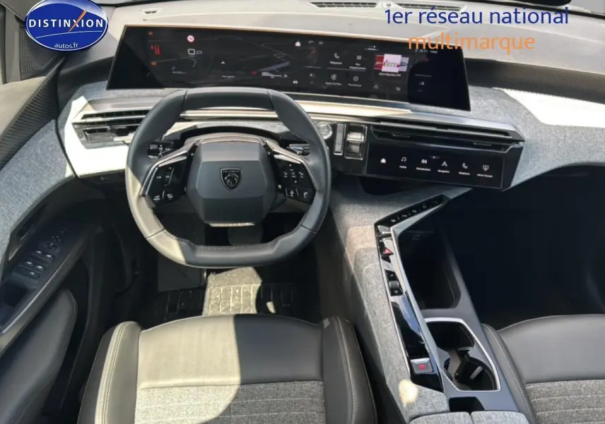 Vue intérieure avant du Peugeot 5008 Hybrid 145 allure e-dcs6 2025, volant cuir et double écran tactile intégrés.