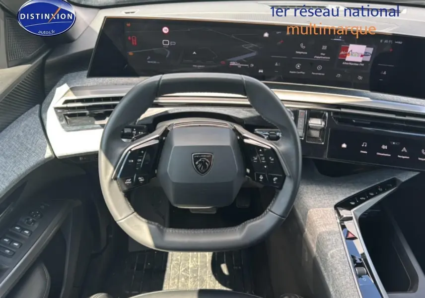 Vue intérieure centrée sur le volant cuir et le tableau de bord numérique du Peugeot 5008 noir 2025 Hybrid 145 allure.
