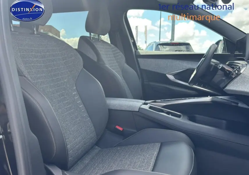 Vue intérieure côté droit du Peugeot 5008 Hybrid 145 allure 2025, sièges en tissu gris et cuir noir avec console centrale.