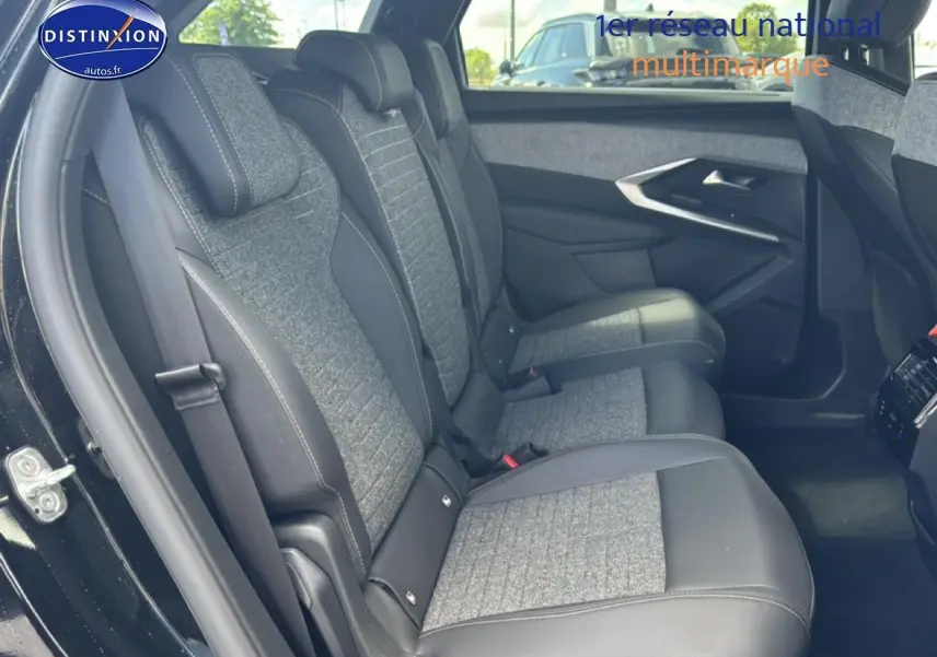 Vue intérieure côté droit sur la banquette arrière tissu gris et cuir noir du Peugeot 5008 Hybrid 145 allure e-dcs6 2025.
