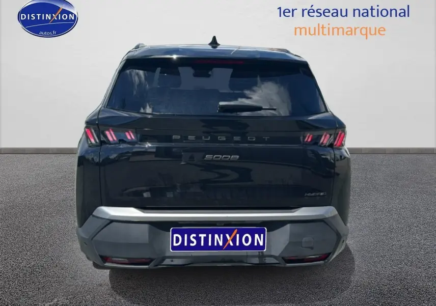 Vue arrière d'un Peugeot 5008 noir 2025 avec feux arrière LED et logo distinctif sur fond neutre.