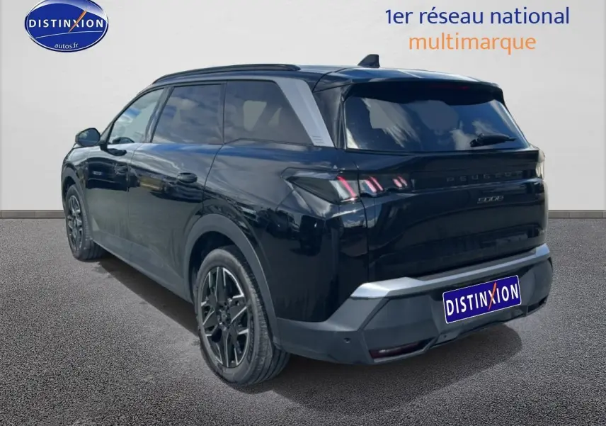 Vue 3/4 arrière droite d'un Peugeot 5008 noir 2025 avec feux arrière LED et jantes alu noires.