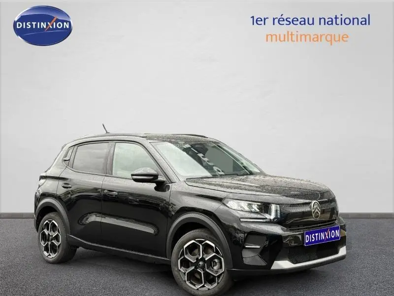 Vue 3/4 avant droite d'une Citroën C3 électrique 2025 noire Perla Nera avec jantes alu et phares LED.