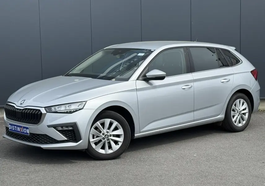 Vue 3/4 avant droite d'une Skoda Scala gris reflex avec jantes alliage 16 pouces et vitres surteintées.