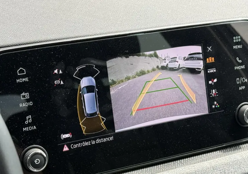 Écran intérieur affichant la caméra de recul et les capteurs de distance du Skoda Scala gris Reflex.
