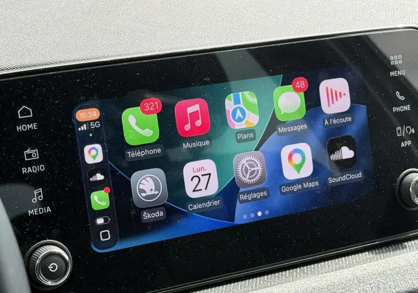 Écran tactile 8,25 pouces du système multimédia Skoda Scala TSI 116 DSG7 en gros plan, avec interface Apple CarPlay.