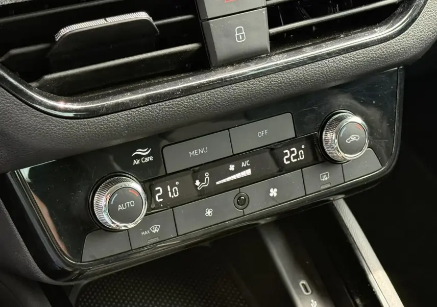 Détail de la console centrale avec climatisation automatique bi-zone affichant 21°C et 22°C dans une Skoda Scala Gris Reflex.