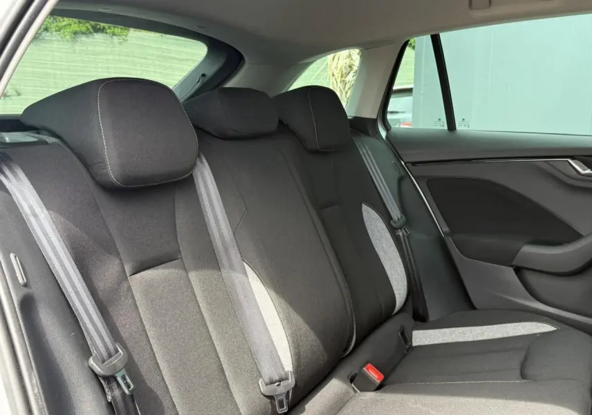 Vue intérieure côté droit des sièges arrière noirs avec inserts gris de la Skoda Scala TSI 116 DSG7 Sélection 2025.