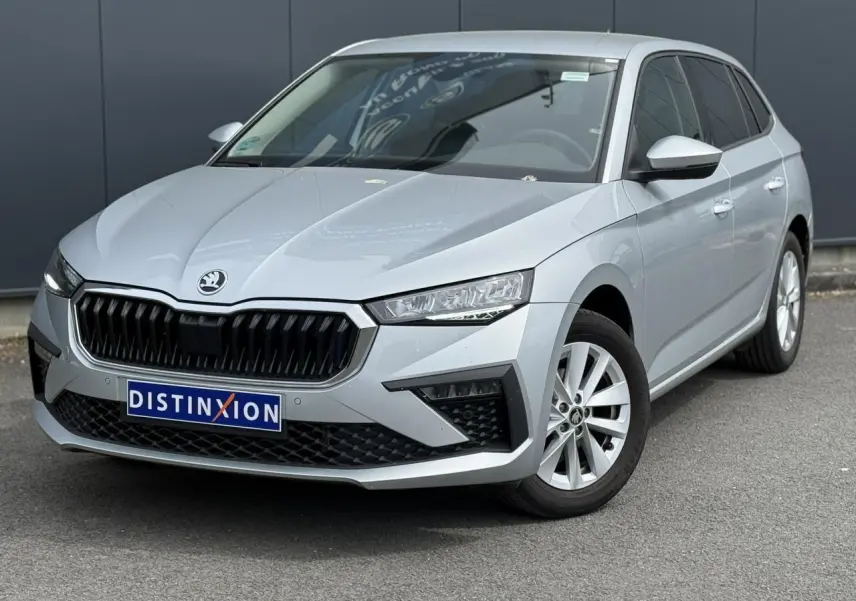 Vue 3/4 avant d'une Skoda Scala TSI 116 DSG7 gris Reflex avec calandre noire et jantes alliage 16 pouces.