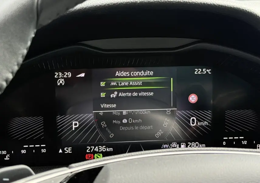 Vue rapprochée du tableau de bord numérique de la Skoda Scala gris Reflex, affichant les aides à la conduite activées.