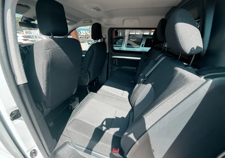 Vue intérieure côté droit du Peugeot Expert cabine approfondie 2022, sièges arrière en tissu gris noir.