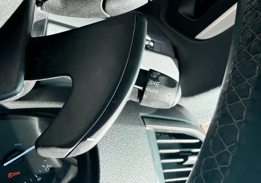 Gros plan sur la commande d'éclairage et lève-vitre côté conducteur du Peugeot Expert cabine approfondie blanc, intérieur noir.