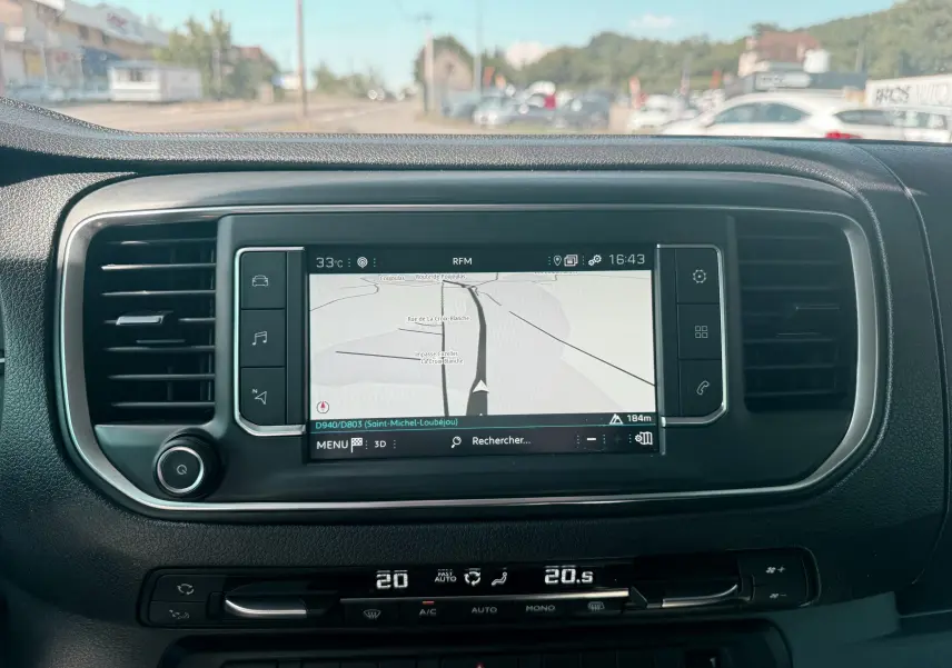 Vue rapprochée de l’écran tactile central avec navigation et commandes de climatisation du Peugeot Expert cabine approfondie blanc.