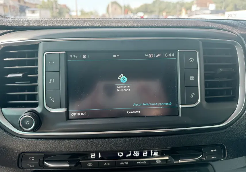 Vue rapprochée de l’écran tactile central et des commandes de climatisation du Peugeot Expert cabine approfondie blanc.
