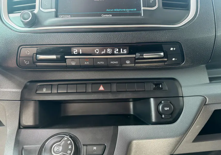 Vue rapprochée du tableau de bord du Peugeot Expert cabine approfondie 2022, mettant en valeur la climatisation digitale et la commande de boîte automatique.