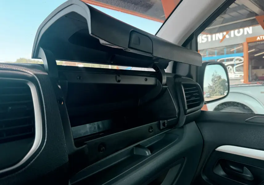 Vue intérieure côté passager du Peugeot Expert cabine approfondie 2022, boîte auto, avec boîte à gants ouverte et tableau de bord noir.