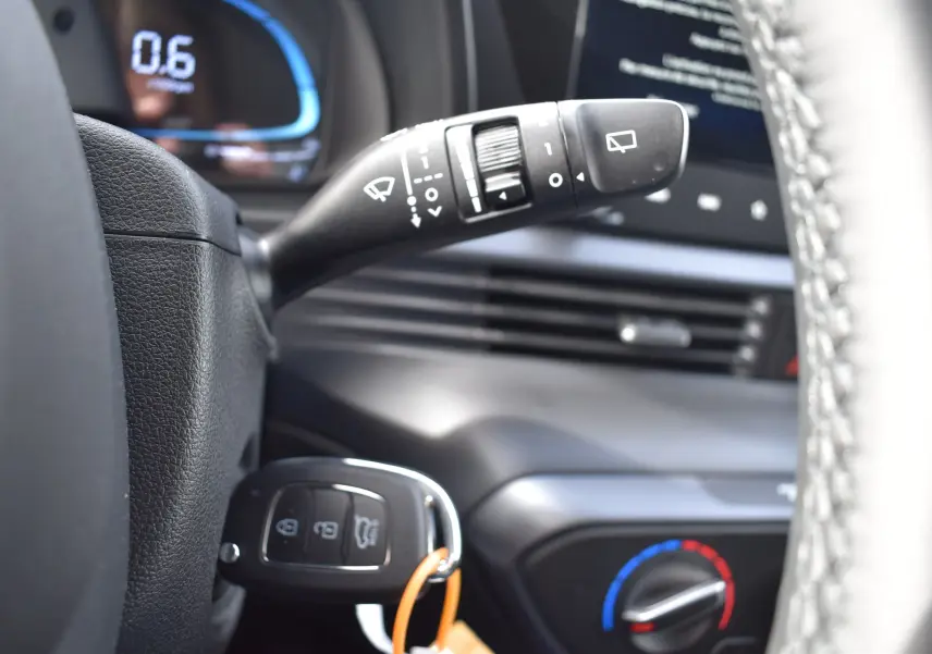 Gros plan sur la commande d’essuie-glace et clé insérée, intérieur noir de la Hyundai i20 1.2 79 Intuitive 2025.