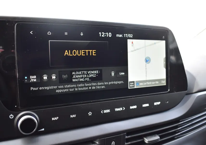 Gros plan sur l'écran tactile multimédia de la Hyundai i20 2025 affichant radio et navigation.