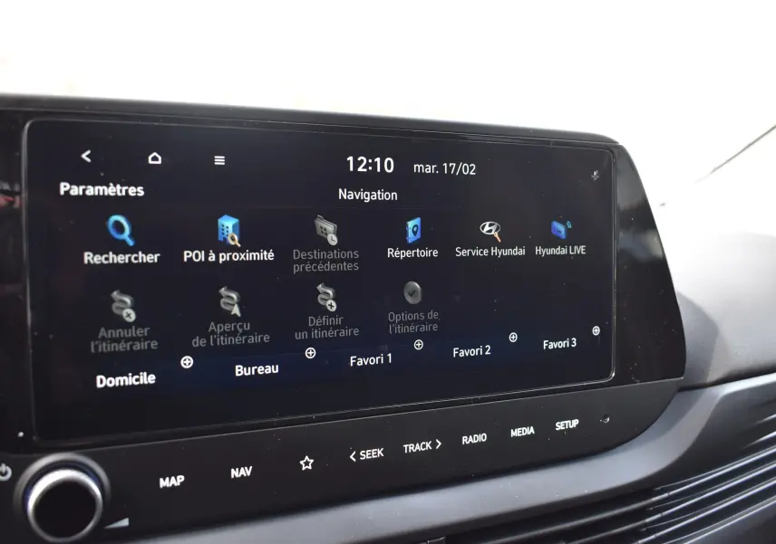 Gros plan sur l’écran tactile de navigation du tableau de bord de la Hyundai i20 2025, interface en français.