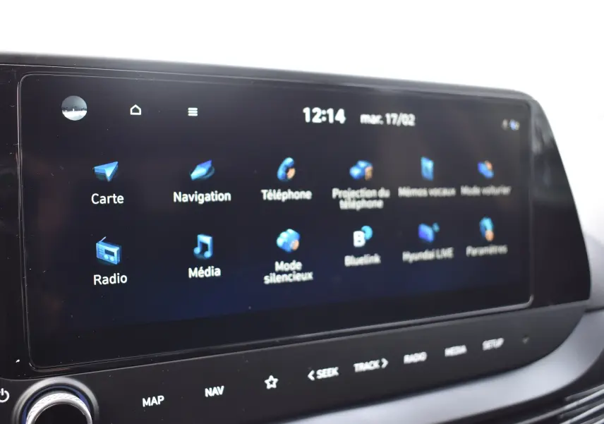 Écran tactile central affichant le système de navigation et multimédia de la Hyundai i20 2025.