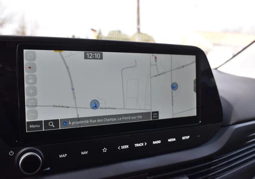 Écran tactile de navigation 10,25 pouces dans l’habitacle d’une Hyundai i20 1.2 79 Intuitive 2025.