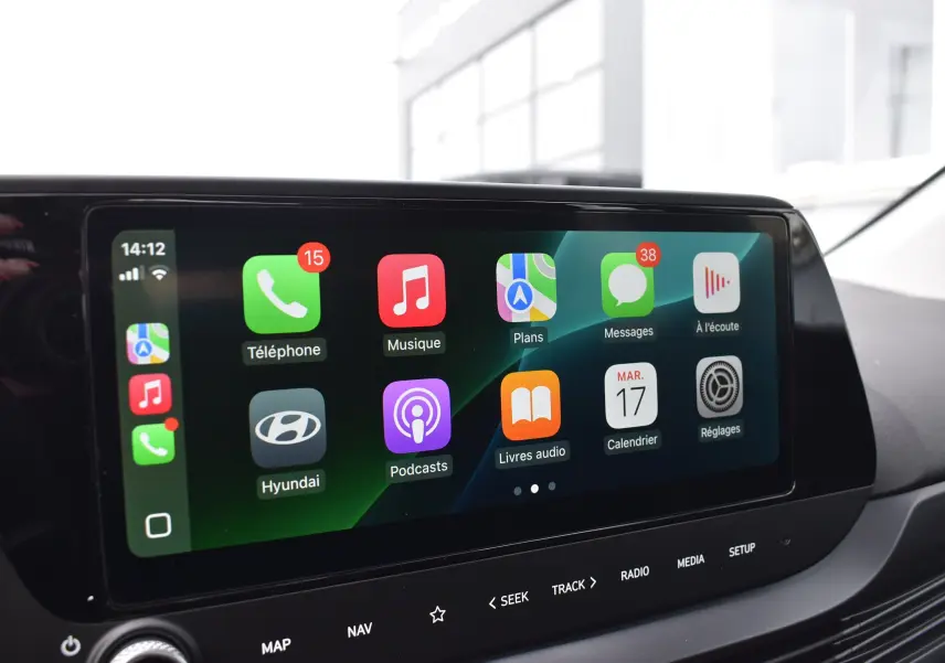 Écran tactile multimédia de la Hyundai i20 1.2 79 Intuitive 2025, vue rapprochée du tableau de bord intérieur.