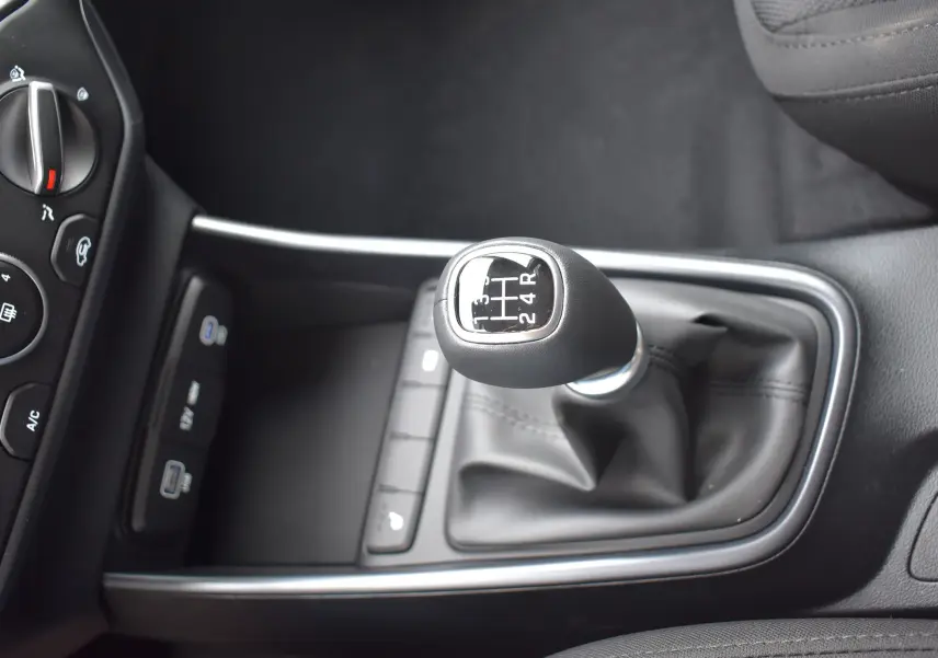 Gros plan sur le levier de vitesses manuel noir et cuir de la Hyundai i20 1.2 79 Intuitive 2025.