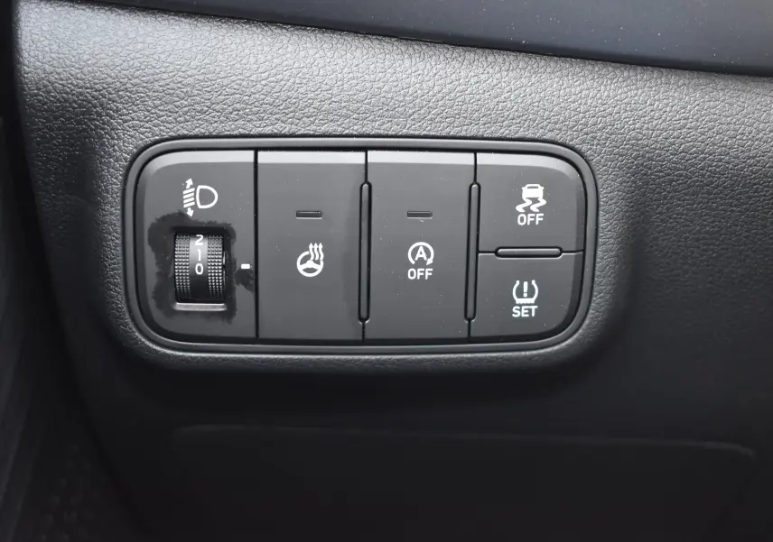 Gros plan sur les commandes de réglage d’éclairage, chauffage volant et aides à la conduite dans un Hyundai i20 2025.