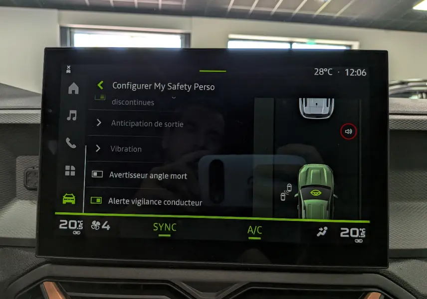 Écran tactile intérieur du Dacia Bigster 2026 affichant les réglages de sécurité avec vue schématique du véhicule vert.