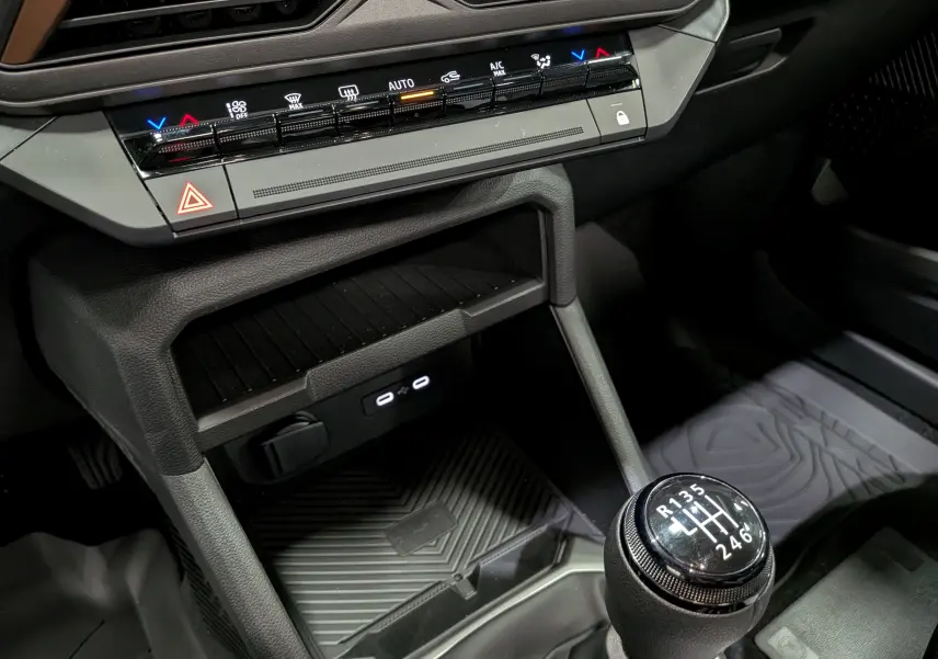 Gros plan sur la console centrale du Dacia Bigster 2026, mettant en valeur le levier de vitesses manuel et les commandes climatiques.