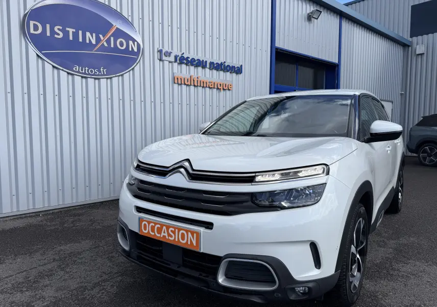 Citroën C5 Aircross blanc en 3/4 avant droit, avec calandre distinctive et plaque "OCCASION" orange visible.