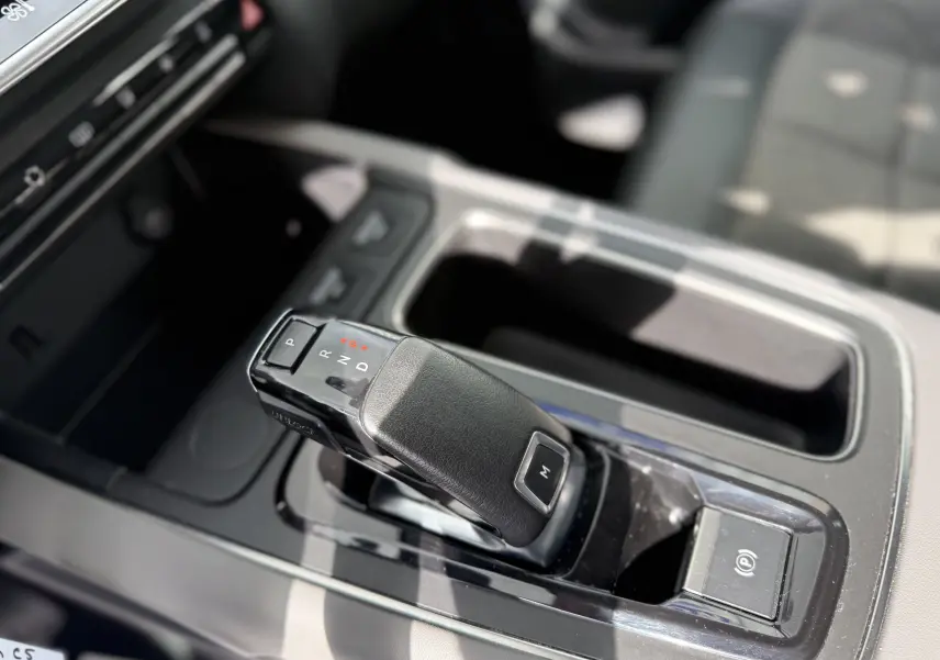 Gros plan sur la commande de boîte automatique noire du Citroën C5 Aircross 1.5 BlueHDi 130, intérieur tissu gris.