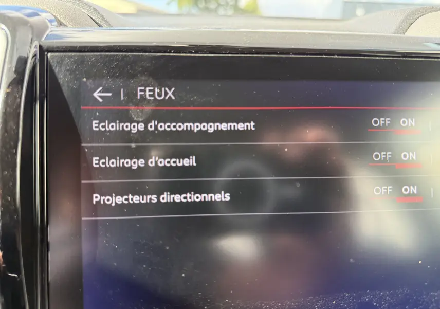 Écran tactile intérieur du Citroën C5 Aircross 2021 montrant les réglages des feux avec options activées.