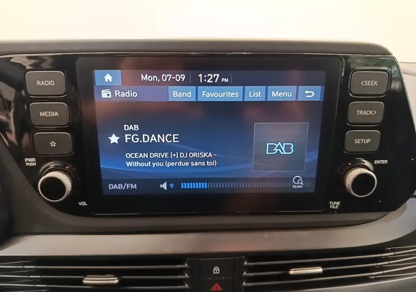Écran tactile central du tableau de bord du Hyundai Bayon 2024 affichant la radio DAB FG.DANCE.