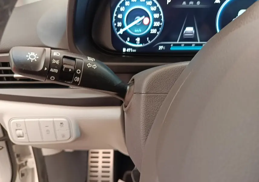 Gros plan sur le combiné d'instruments numérique et la commande d'éclairage à gauche du volant du Hyundai Bayon 2024.