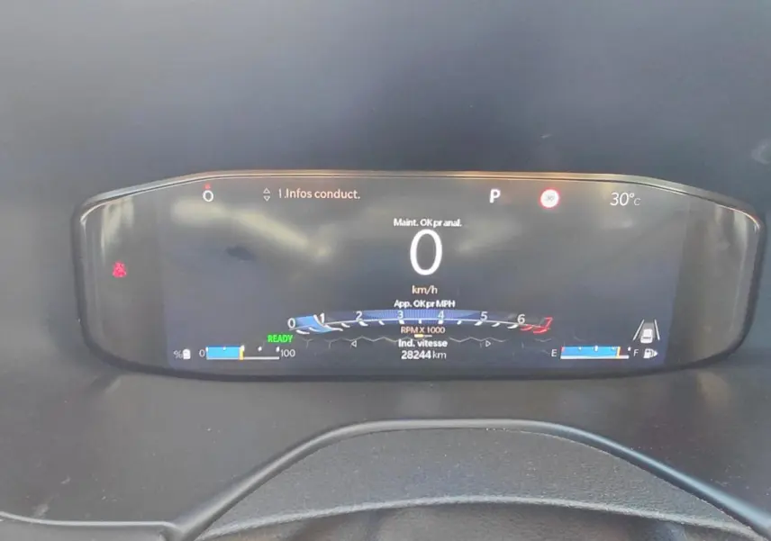 Affichage numérique du tableau de bord du Jeep Compass 2025, montrant la vitesse à 0 km/h et température à 30°C.