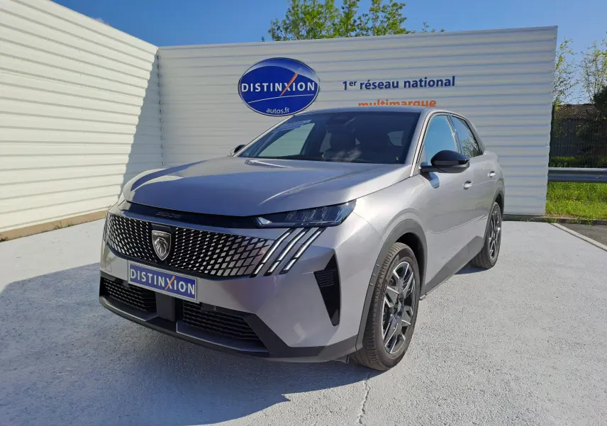 Peugeot 3008 gris Artense en 3/4 avant droit, mettant en valeur sa calandre distinctive et ses jantes modernes.