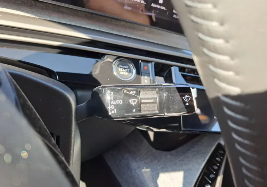 Gros plan sur la commande d'essuie-glace du Peugeot 3008 gris Artense, avec bouton start/stop en arrière-plan.