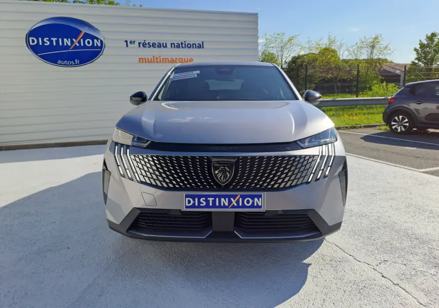 Vue frontale du Peugeot 3008 gris Artense 2024 avec sa calandre distinctive et ses phares LED verticaux.