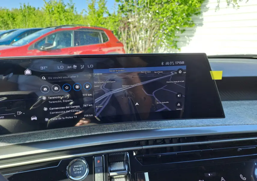 Écran tactile du tableau de bord du Peugeot 3008 gris Artense, affichant le GPS et commandes climatisation.