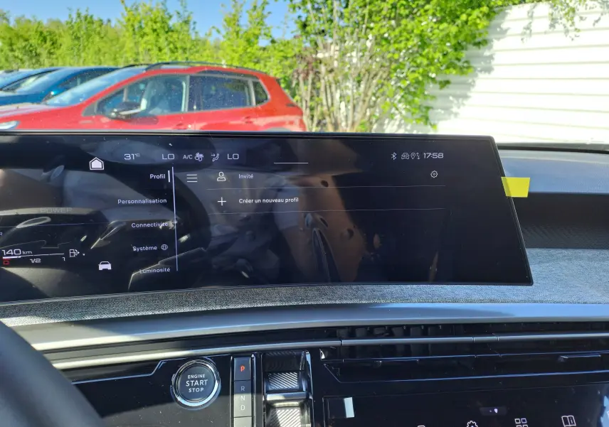Écran tactile central du tableau de bord du Peugeot 3008 gris Artense, affichant le menu profil, avec démarrage sans clé visible.