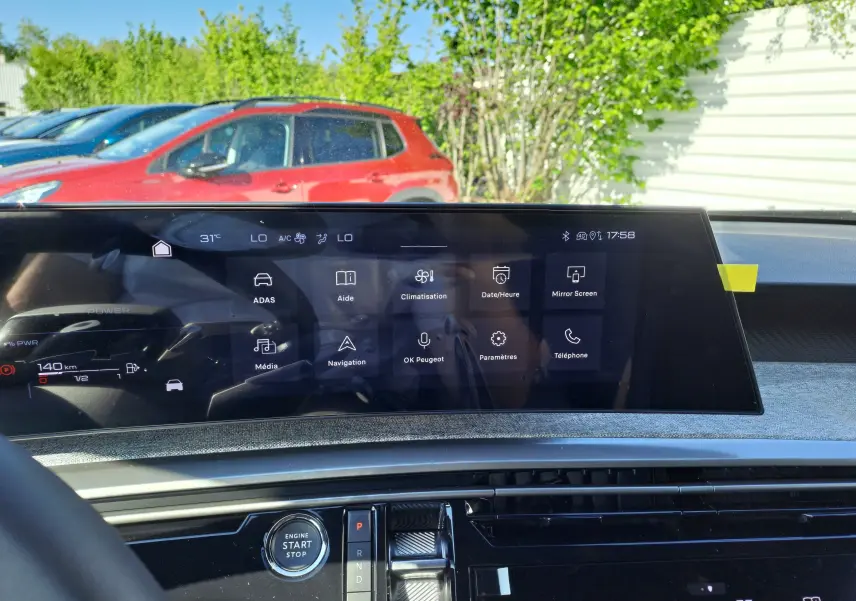 Écran tactile central du Peugeot 3008 gris Artense 2024, affichant menu multimédia et climatisation, vue intérieure avant.