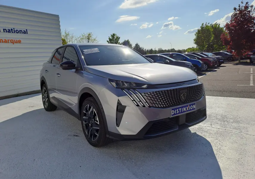 Peugeot 3008 gris Artense en 3/4 avant droit, avec calandre distinctive et jantes noires, stationné en extérieur.